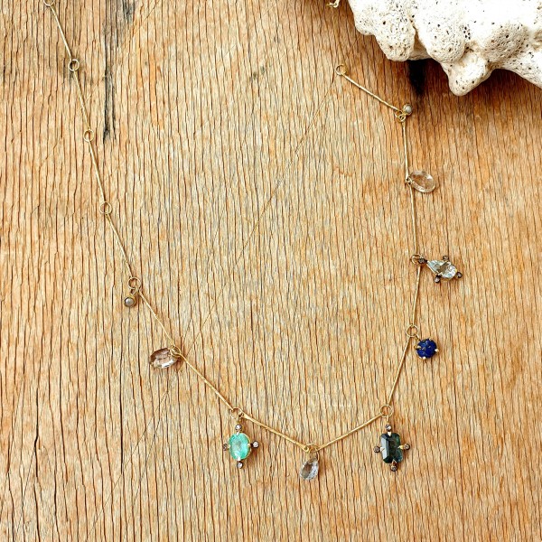 5 Octobre aukso kaklo papuošalas su deimantais, smaragdu, perlais, safyru, akvamarinu